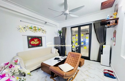Bán nhà phố Nguyễn Trãi, lô góc 49m2, 5 tầng, mặt tiền 4,2m, giá 8.8 tỷ